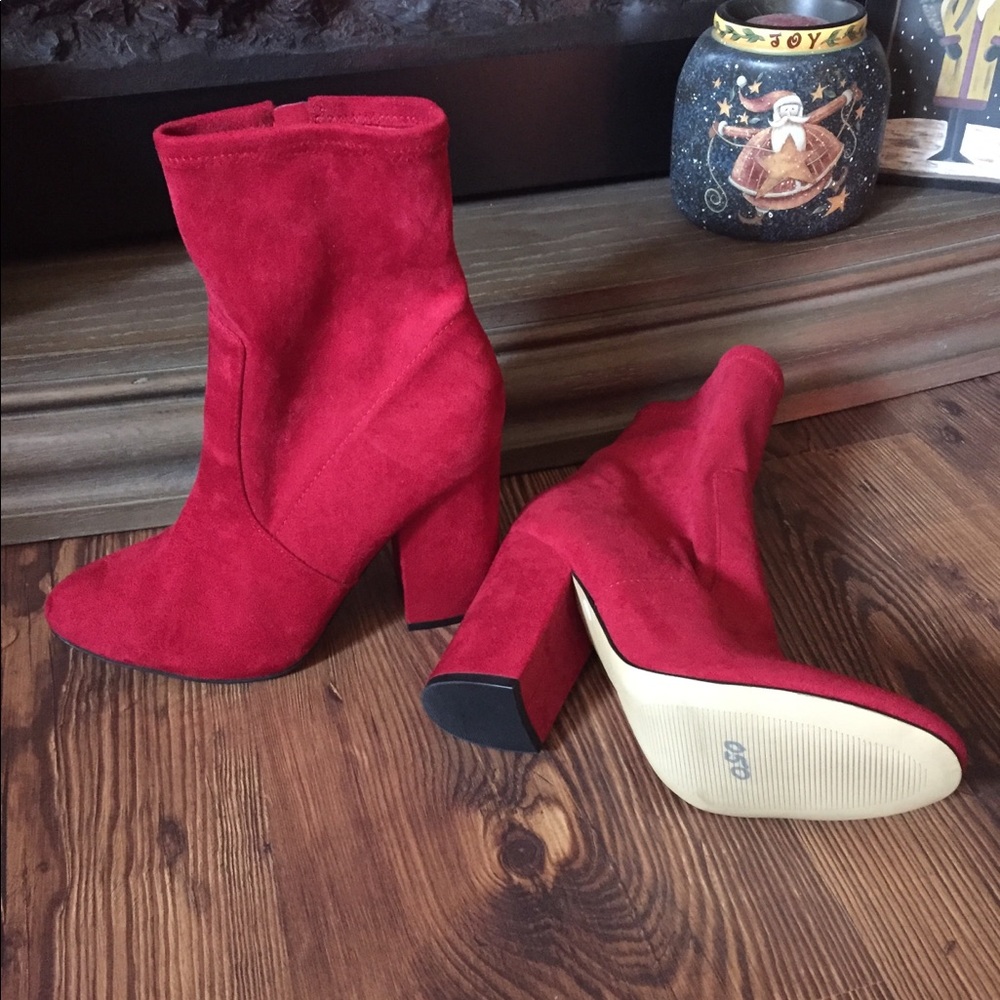 New Marc Fisher size 7 1/2 red suede booties